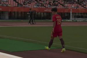 中国女足第19分钟进行换人调整,张琳艳疑似因伤被谢宗梅换下